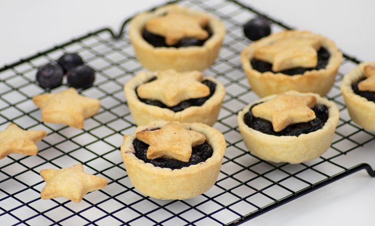 Read more about the article Mini Blueberry Pies